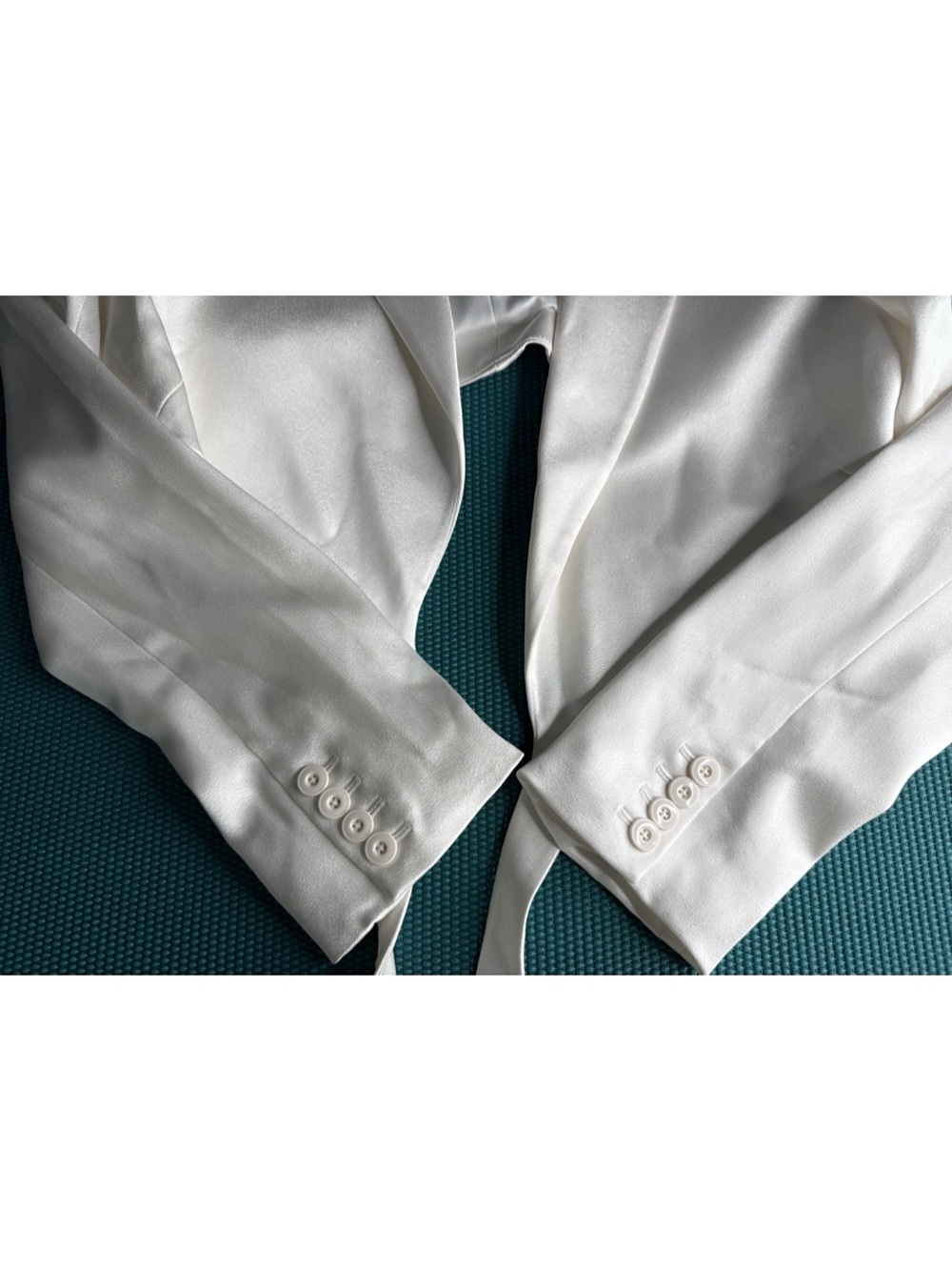 Alice + Olivia Leone Off White Cropped Wrap Belted Buckle Blazer - Picture 13 of 16